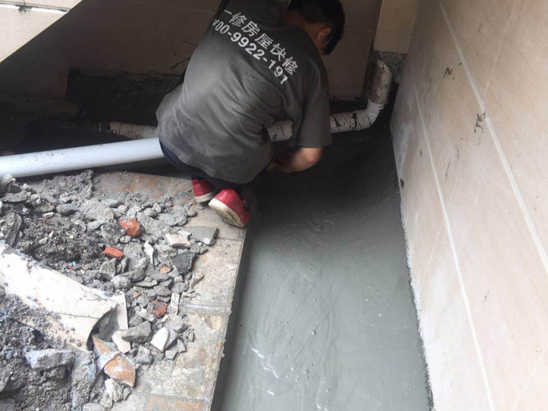 露臺防水維修：1、在露臺防水施工過程中應當使用相應的涂膜防水材料，而且所使用的防水材料應當符合于國家的相關規定，并且具有商品相應的合格證書;在進行露臺防水材料的施工過程中，其表面應當保持平坦，不可以有空鼓及開裂等現象，其底層的含水率同時也需要達到標準。  2、對于防水層的設計應當從地面一直延伸到墻面，在露臺防水材料的施工過程中應當與順流水方向搭接，可以采用兩層以上的玻纖布來進行上下的搭接；再者就是保護層的水泥砂漿的厚度與強度也必須符合規定，在施工過程中嚴禁損壞防水層，而且要做好排水的疏通工作，不可以有積水倒坡的情況。
