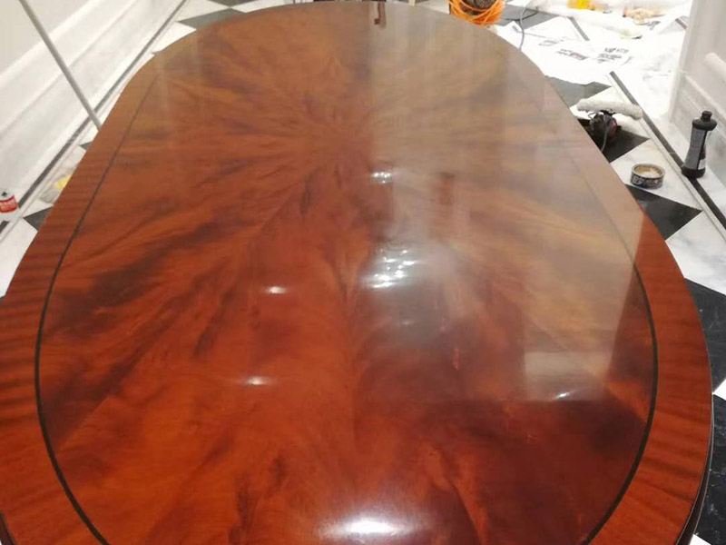 家具翻新打蠟：首先要去除家具表面的灰塵，在打掃灰塵時(shí)，一定要用兩塊潔凈的棉布，一是潤(rùn)濕的，二是干的。先用潤(rùn)濕的棉布將其表面干凈，再用干的棉布將那些水漬擦干。灰塵一定要弄干凈，不然在上蠟時(shí)，有灰塵會(huì)加大棉布與木質(zhì)家具之間的摩擦，將其表面損壞。 木制家具若是以前上過蠟的，先將原蠟去除。在去除時(shí)一定要小心，應(yīng)該用用溫性的清潔劑或者淡淡的非堿性肥皂水，將表面擦拭干凈，尤其要注意家具的一些縫隙要講它們的灰塵處理干凈，還有一些表面有一點(diǎn)損壞的，一定要小心再小心的處理，不然再次上蠟后會(huì)影響他的光澤度。 在處理木制家具的原蠟后，就該將家具表面重新上蠟了，先將準(zhǔn)備好的蠟涂在潔凈的棉布上，注意蠟的用量，以免用量過多，導(dǎo)致蠟在木制家具的表面涂抹不勻。然后將涂有蠟的棉布順著木材的紋理方向給家具上蠟，上蠟時(shí)，要掌握由淺入深、由點(diǎn)及面的原則，循序漸進(jìn)，均勻上蠟。等到把蠟全部上好就可以了。