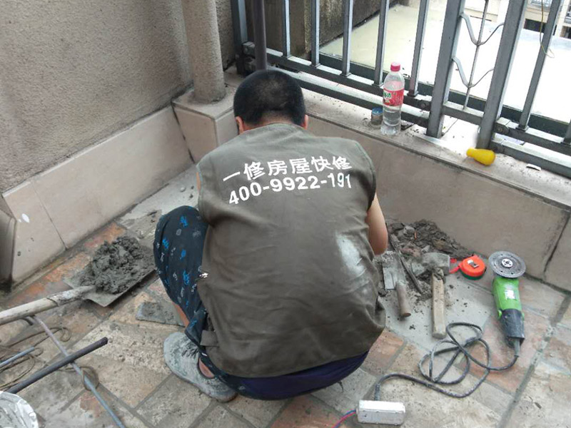 露臺(tái)瓷磚鋪貼:地面磚鋪貼前應(yīng)浸水潤(rùn)濕。鋪貼前應(yīng)進(jìn)行對(duì)色、拼花、應(yīng)根據(jù)設(shè)計(jì)要求確定結(jié)合層砂漿厚度,拉十字線(xiàn)控制其厚度和石材、地磚平整度。結(jié)合層砂漿宜采用體積干硬性水泥砂漿,厚度宜高出實(shí)鋪厚度2—3毫米。鋪貼前應(yīng)在水泥砂漿上刷一道素水泥漿。石材、地面磚鋪貼時(shí)保持水平就位,用橡皮錘輕擊使其與砂漿粘結(jié)緊密,同時(shí)調(diào)整其表面平整度及縫寬。鋪貼后應(yīng)及時(shí)清理表面,24小時(shí)后勾縫。