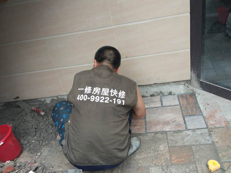 露臺(tái)瓷磚鋪貼:地面磚鋪貼前應(yīng)浸水潤(rùn)濕。鋪貼前應(yīng)進(jìn)行對(duì)色、拼花、應(yīng)根據(jù)設(shè)計(jì)要求確定結(jié)合層砂漿厚度,拉十字線(xiàn)控制其厚度和石材、地磚平整度。結(jié)合層砂漿宜采用體積干硬性水泥砂漿,厚度宜高出實(shí)鋪厚度2—3毫米。鋪貼前應(yīng)在水泥砂漿上刷一道素水泥漿。石材、地面磚鋪貼時(shí)保持水平就位,用橡皮錘輕擊使其與砂漿粘結(jié)緊密,同時(shí)調(diào)整其表面平整度及縫寬。鋪貼后應(yīng)及時(shí)清理表面,24小時(shí)后勾縫。