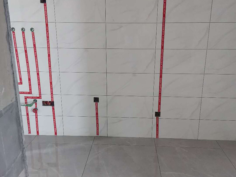 全屋電路走線：一、開槽不能太用力，工人需要按照電路圖的指示，在墻地面相應的位置開槽，千萬不能進行盲目施工或者隨意開槽埋管，以免破壞承重墻。另外，槽道的轉角處要做好圓角處理，以防轉角處尖銳的直角刮破穿線管。 二、電線一定要穿管 電線不能直接埋入墻內，一定要穿過PVC管，否則就容易老化與損壞，而且后期維修起來也比較困難。也就是說，不把墻體重新鑿開，都無法對電線進行更換。 三、一根管內電線不能太多一根管道中的電線，不能超過管道橫截面積的40%。一般一根管道內可以傳入三根電線，如果電線太多，不僅會影響管道的正常使用壽命，而且還會增加安全隱患。 四、強弱電線要分開 強電的管道不能與弱電的管道位于同一個凹槽內。強電線更是不能與弱電線穿進同一根管道內，否則強電線通電時產生的電磁波會對弱電信號產生很大的影響。另外，如果強電線管道與弱電線管道相交了，那就需要用鋁箔紙包裹住兩者的相交部分。五、強弱電要分色區別在電路改造</a>時，火線、零線和接地線應該用不同顏色的電線來表示。一般情況下，火線用紅色或黑色的線表示，零線用綠色或藍色的線表示，接地線用黃綠相間的雙色線表示。另外，強電和弱電的穿線管也要注意顏色區分，強電的穿線管通常使用紅色的管子，弱電的穿線管使用綠色或藍色的管子。 六、管道內要無接頭，電線線路需要彎曲或分支時，一定要使用專門的彎頭和護套盒進行連接。如果電線不夠長，要在護套盒內連接，從而保證穿線管內的電線沒有接頭。