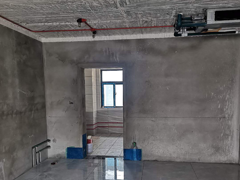 全屋電路走線：一、開槽不能太用力，工人需要按照電路圖的指示，在墻地面相應的位置開槽，千萬不能進行盲目施工或者隨意開槽埋管，以免破壞承重墻。另外，槽道的轉角處要做好圓角處理，以防轉角處尖銳的直角刮破穿線管。 二、電線一定要穿管 電線不能直接埋入墻內，一定要穿過PVC管，否則就容易老化與損壞，而且后期維修起來也比較困難。也就是說，不把墻體重新鑿開，都無法對電線進行更換。 三、一根管內電線不能太多一根管道中的電線，不能超過管道橫截面積的40%。一般一根管道內可以傳入三根電線，如果電線太多，不僅會影響管道的正常使用壽命，而且還會增加安全隱患。 四、強弱電線要分開 強電的管道不能與弱電的管道位于同一個凹槽內。強電線更是不能與弱電線穿進同一根管道內，否則強電線通電時產生的電磁波會對弱電信號產生很大的影響。另外，如果強電線管道與弱電線管道相交了，那就需要用鋁箔紙包裹住兩者的相交部分。五、強弱電要分色區別在電路改造</a>時，火線、零線和接地線應該用不同顏色的電線來表示。一般情況下，火線用紅色或黑色的線表示，零線用綠色或藍色的線表示，接地線用黃綠相間的雙色線表示。另外，強電和弱電的穿線管也要注意顏色區分，強電的穿線管通常使用紅色的管子，弱電的穿線管使用綠色或藍色的管子。 六、管道內要無接頭，電線線路需要彎曲或分支時，一定要使用專門的彎頭和護套盒進行連接。如果電線不夠長，要在護套盒內連接，從而保證穿線管內的電線沒有接頭。