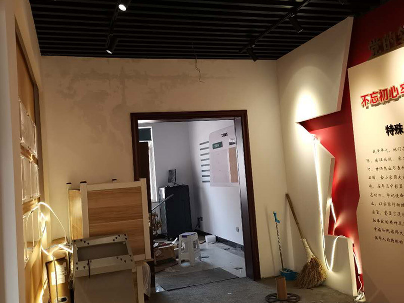 公司企業(yè)墻電路改造:用電需求進行定位，完成定位之后，師傅會按照定位和電路走向，進行開槽布線，開的槽要橫平豎直，這樣才是規(guī)范的做法。布線都是使用線管進行暗埋，有PVC和冷彎管兩種，冷彎管彎曲效果很好，不會斷裂，是布線不錯的選擇，它的轉角有一定弧度，線可以隨便更換，不需要開墻。如果選擇冷彎管的話，需要借助彎管工具，弧度是線管直徑的十倍，這樣穿線或拆線，才能暢通無阻。 (1)強弱電之間的距離是30-50公分，避免受到干擾，影響正常使用，甚至不安全，強弱電不可以在同一根管內(nèi)。 (2)管子里面的導線總截面面積，要比保護管截面面積小百分之四十，比如：二十的管內(nèi)最多可以穿四根2.5平方的電線。 (3)如果線管需要連接，肯定要使用接頭，接頭和管子要用膠粘牢固。線管在地面的話，需要進行保護，預防被踩裂，影響后期檢修。