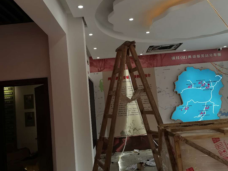 公司企業(yè)墻電路改造:用電需求進行定位，完成定位之后，師傅會按照定位和電路走向，進行開槽布線，開的槽要橫平豎直，這樣才是規(guī)范的做法。布線都是使用線管進行暗埋，有PVC和冷彎管兩種，冷彎管彎曲效果很好，不會斷裂，是布線不錯的選擇，它的轉角有一定弧度，線可以隨便更換，不需要開墻。如果選擇冷彎管的話，需要借助彎管工具，弧度是線管直徑的十倍，這樣穿線或拆線，才能暢通無阻。 (1)強弱電之間的距離是30-50公分，避免受到干擾，影響正常使用，甚至不安全，強弱電不可以在同一根管內(nèi)。 (2)管子里面的導線總截面面積，要比保護管截面面積小百分之四十，比如：二十的管內(nèi)最多可以穿四根2.5平方的電線。 (3)如果線管需要連接，肯定要使用接頭，接頭和管子要用膠粘牢固。線管在地面的話，需要進行保護，預防被踩裂，影響后期檢修。