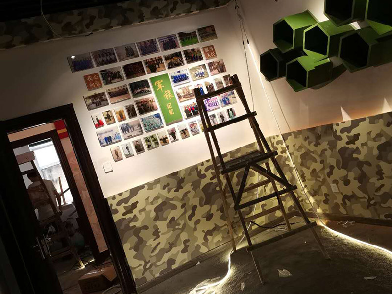 公司企業(yè)墻電路改造:用電需求進行定位，完成定位之后，師傅會按照定位和電路走向，進行開槽布線，開的槽要橫平豎直，這樣才是規(guī)范的做法。布線都是使用線管進行暗埋，有PVC和冷彎管兩種，冷彎管彎曲效果很好，不會斷裂，是布線不錯的選擇，它的轉角有一定弧度，線可以隨便更換，不需要開墻。如果選擇冷彎管的話，需要借助彎管工具，弧度是線管直徑的十倍，這樣穿線或拆線，才能暢通無阻。 (1)強弱電之間的距離是30-50公分，避免受到干擾，影響正常使用，甚至不安全，強弱電不可以在同一根管內(nèi)。 (2)管子里面的導線總截面面積，要比保護管截面面積小百分之四十，比如：二十的管內(nèi)最多可以穿四根2.5平方的電線。 (3)如果線管需要連接，肯定要使用接頭，接頭和管子要用膠粘牢固。線管在地面的話，需要進行保護，預防被踩裂，影響后期檢修。
