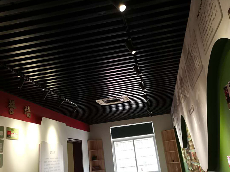 公司企業(yè)墻電路改造:用電需求進行定位，完成定位之后，師傅會按照定位和電路走向，進行開槽布線，開的槽要橫平豎直，這樣才是規(guī)范的做法。布線都是使用線管進行暗埋，有PVC和冷彎管兩種，冷彎管彎曲效果很好，不會斷裂，是布線不錯的選擇，它的轉角有一定弧度，線可以隨便更換，不需要開墻。如果選擇冷彎管的話，需要借助彎管工具，弧度是線管直徑的十倍，這樣穿線或拆線，才能暢通無阻。 (1)強弱電之間的距離是30-50公分，避免受到干擾，影響正常使用，甚至不安全，強弱電不可以在同一根管內(nèi)。 (2)管子里面的導線總截面面積，要比保護管截面面積小百分之四十，比如：二十的管內(nèi)最多可以穿四根2.5平方的電線。 (3)如果線管需要連接，肯定要使用接頭，接頭和管子要用膠粘牢固。線管在地面的話，需要進行保護，預防被踩裂，影響后期檢修。