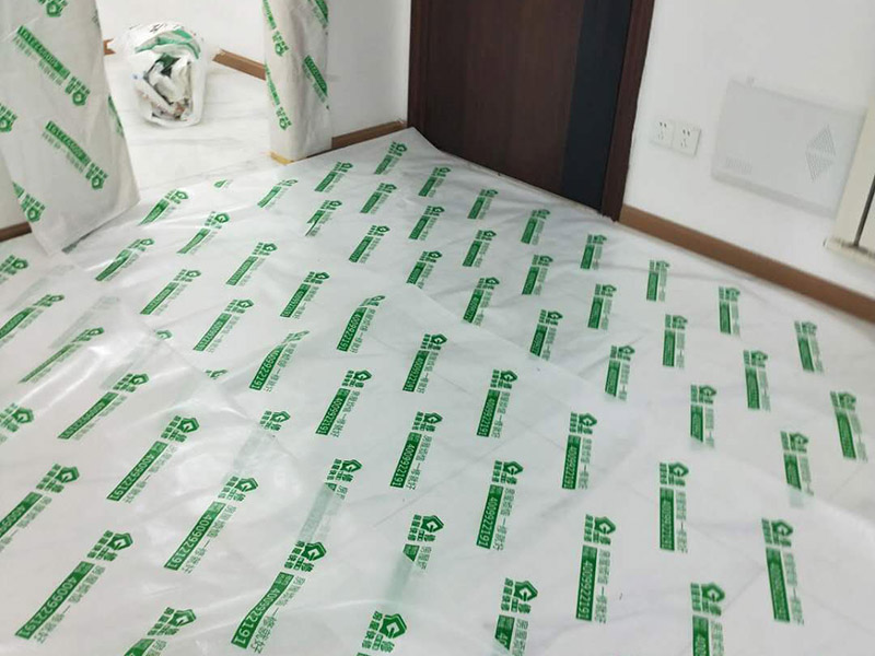 衛生間翻新裝潢：其實衛生間翻新最主要的目的，就是要更換水電，尤其是那些隱蔽性極強，一般埋在地下或墻壁內的。在進行翻新的時候，最好一并更換，不管有沒有問題，這樣都能給日后的生活帶來保障。更換完水電之后，就可以進行瓷磚的鋪貼了。不管是地面還是墻面，都是一個比較大的工程。在衛生間翻新前先找平地面和墻面，清楚所有雜物。然后先對墻面進行鋪設，墻面一般多是小塊的瓷磚比較好施工。地面就要注意一些了，需要設置輔助線來進行施工，還要注意下水管等地方，這些地方都需要低于地面高度的哦！最后就是防水的問題了，防水是衛生間翻新過程中，非常需要重視的問題。在施工前最好購買好一些的防水涂料，這樣施工效果更好，而且使用壽命更久，幾年內不會出現問題。值得注意的是，很多人在做防水的時候，都會忽略墻面的防水，其實墻面也需要做好防水哦！有時候會產生水蒸氣附著在墻面，也是會對墻面造成損害的！
