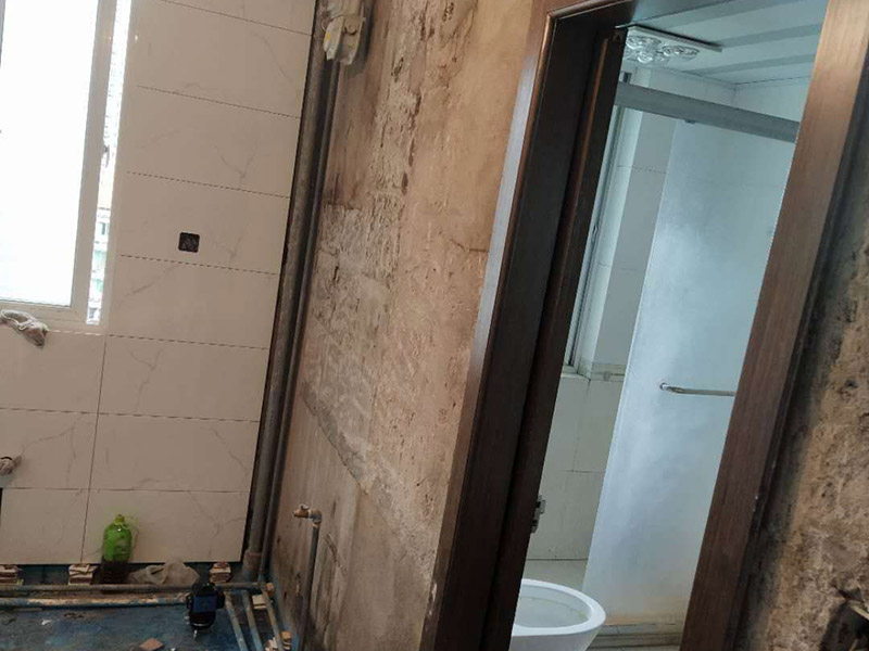 廚房裝修翻新:不同面積所用時間自然是不同的，在這段時間里，顧客還要選好裝修所用主要材料，尤其是瓷磚和櫥柜，因為櫥柜一般都是定制的，需要20-35天才能完成。專業櫥柜設計師還要根據實際情況對廚房進行設計，如確定水電路的位置，以便開工后及時進行水電改造。水電改造即開槽、布線布管、驗收等，根據工程復雜情況的不同，一般需要5~10天的時間，有時甚至更長。泥瓦工程包括廚房等防水、瓷磚鋪貼等項目。根據瓷磚鋪貼的面積大小，所需的時間也不大相同。 舊廚房它們使用都是那種單路供水，因此在對廚房進行履的時候就要多增加一個熱水管道。如果你家中的衛生間空間不大的話，那么可以在把洗衣機擺放在廚房，這個時候就要安裝一個水管，同時還要地面增加一個地面排水管。這邊提醒大家一下，它也是會受結構限制的，比如說像水路方面只能改上水，不能改下水。在施工之前，首先要做到就是規劃好管道它的長度，同時還要考慮到它貼到墻面磚后的后尺寸,特別是出墻后那個直接水龍頭的管道更加要注意。除此以外，管道的走向一定要注意避開入墻的電線管,這樣才能避免日后水管破裂帶來一些漏水影響。