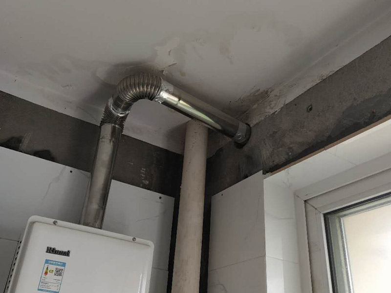 廚房裝修翻新:不同面積所用時間自然是不同的，在這段時間里，顧客還要選好裝修所用主要材料，尤其是瓷磚和櫥柜，因為櫥柜一般都是定制的，需要20-35天才能完成。專業櫥柜設計師還要根據實際情況對廚房進行設計，如確定水電路的位置，以便開工后及時進行水電改造。水電改造即開槽、布線布管、驗收等，根據工程復雜情況的不同，一般需要5~10天的時間，有時甚至更長。泥瓦工程包括廚房等防水、瓷磚鋪貼等項目。根據瓷磚鋪貼的面積大小，所需的時間也不大相同。 舊廚房它們使用都是那種單路供水，因此在對廚房進行履的時候就要多增加一個熱水管道。如果你家中的衛生間空間不大的話，那么可以在把洗衣機擺放在廚房，這個時候就要安裝一個水管，同時還要地面增加一個地面排水管。這邊提醒大家一下，它也是會受結構限制的，比如說像水路方面只能改上水，不能改下水。在施工之前，首先要做到就是規劃好管道它的長度，同時還要考慮到它貼到墻面磚后的后尺寸,特別是出墻后那個直接水龍頭的管道更加要注意。除此以外，管道的走向一定要注意避開入墻的電線管,這樣才能避免日后水管破裂帶來一些漏水影響。