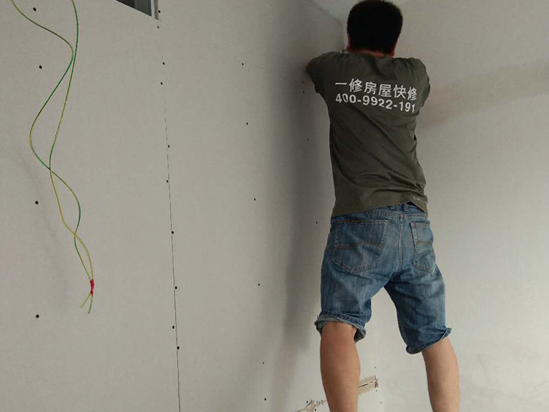 客廳隔斷安裝：1.墻位放線:應(yīng)按設(shè)計要求,沿地,墻角,頂彈出隔墻的中心線和寬度線,寬度應(yīng)與隔墻厚度一致,彈線清晰,位置應(yīng)準確.2.組裝順序:當(dāng)有門洞口時,應(yīng)從門洞口處向兩側(cè)依次進行;當(dāng)無洞口時,應(yīng)從一端向另一端安裝.3.配板:板材隔墻飾面板安裝前應(yīng)按品種,規(guī)格,顏色等進行分類選配.4.安裝墻隔板 ;板材隔墻安裝拼接應(yīng)符合設(shè)計和產(chǎn)品構(gòu)造要求.安裝方法主要有剛性連接和柔性連接.板材隔墻所用金屬附件應(yīng)進行防腐處理.板材拼接用的芯材應(yīng)符合防火要求.