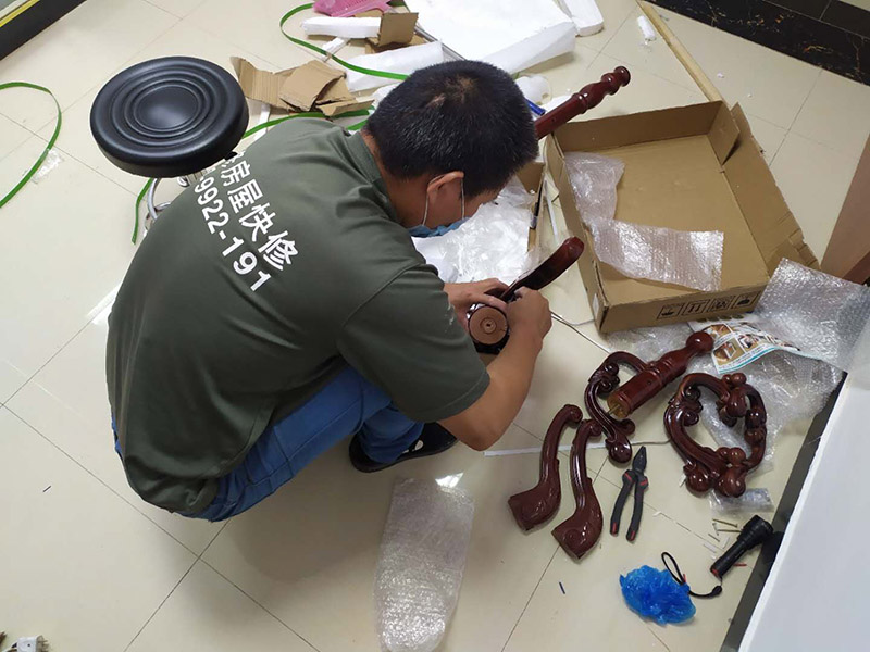 家具安裝維修：安裝時要注意家中的其它位置的保護，因為家具一般在家裝過程中是最后進場(不裝修的話更要保護家里的物品)，重點保護的對象是：地板(尤其是實木地板)、門套、門、樓梯、墻紙、壁燈等。 如果是請師傅安裝，要親自跟進安裝過程，看是否有安裝過程中的損壞，其實這一點倒不會有太多的問題，因為安裝工都是經驗豐富的，如果他弄壞了您的家具，公司也會有一定的處罰。如果是自己安裝，一定要注意做好自身安全防護，地面也要有柔軟的材料防護，以免造成劃傷，刮花。
