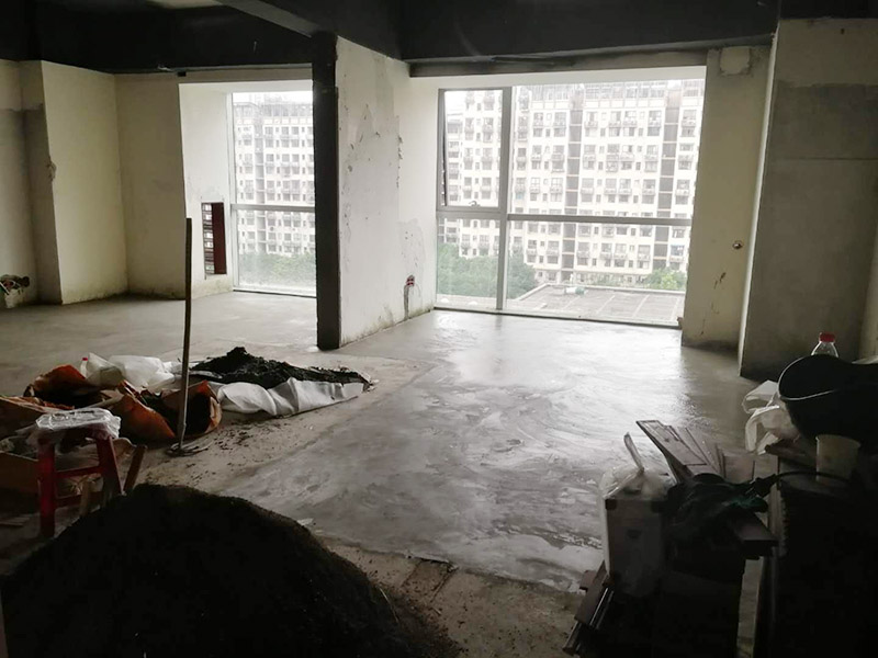 老房子地面找平：基層處理→找標高、彈線→灑水濕潤→抹灰餅和標筋→攪拌砂漿→刷水泥漿結合層→鋪水泥砂漿面層→木抹子搓平→鐵抹子壓第一遍→第二遍壓光→第三遍壓光→養護 將基層上的灰塵掃掉，用鋼絲刷和鏨子刷凈、剔掉灰漿皮和灰渣層，用10%的火堿水溶液刷掉基層上的油污，并用清水及時將堿液沖凈。 根據墻上的+1000mm水平線，往下量測出面層標高，并彈在墻上。 根據房間內四周墻上彈的面層標高水平線，確定面層抹灰厚度（不應小于20mm）,然后拉水平線開始抹灰餅（5cm*5cm），橫豎間距為1.5—2.0米，灰餅上平面即為地面面層標高。如果房間比較大，還須抹標筋。鋪抹灰餅和標筋的砂漿材料配合比均與抹地面的砂漿相同。 攪拌砂漿，用攪拌機進行攪拌，顏色必須一致。鋪設水泥砂漿前，涂刷水泥漿一層（隨刷隨鋪面層砂漿）。 在涂刷完水泥砂漿后，鋪水泥砂漿，并在灰餅之間將砂漿鋪均勻。 木抹子刮平后，迅速用鐵抹子壓第一遍，直到出漿為止。面層砂漿初凝后，用鐵抹子壓第二遍，表面壓平壓光。在水泥砂漿終凝前進行第三遍壓光，必須在終凝前完成。 并隨時用2米靠尺檢查其平整度。 完工后24小時（地面壓光），鋪鋸末或其他材料覆蓋灑水養護，保持濕潤，養護時間不少于7天，抗壓強度達5Mpa時才能上人。