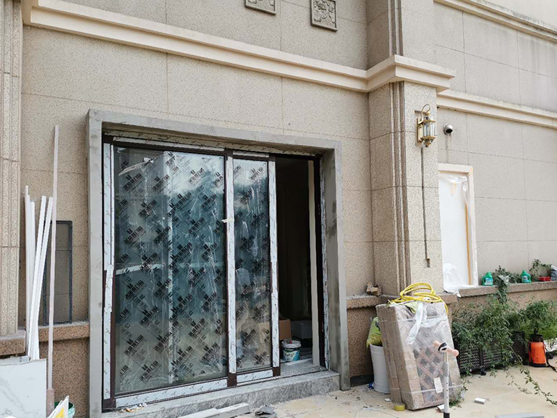 別墅門窗安裝：一般來說，別墅門窗尺寸根據(jù)別墅建筑的面積比例來測量大小的，正常尺寸的門寬為90cm，高200cm，而窗的高度為1.5m，窗臺的高度約是0.9m，窗頂距離樓面的高度約是2.4m。如果若窗臺的高度低于0.8m時，采取防護措施。 (1)確定位置：門窗安裝前，根據(jù)距底面500mm的水平線和坐標基準線找到安裝位置，畫出安裝位置線。 (2)固定：將門窗框放在確定位置線上，用模子臨時固定，用線墜、水平尺將門窗框校正找直，用100mm釘子將門窗框固定于墻內磚上，釘子帽應砸扁后釘入框內。 (3)安裝：門扇安裝時將懸掛螺栓裝入門扇上的專用孔內，用螺母將懸掛螺栓與掛件固定。或者將道軌用螺絲固定在地面上。 (4)檢查：別墅門窗安裝時，需要進行一定的而檢查，比如門邊是否與側框板契合，檢查玻璃安裝質量，以及檢查框與扇的嚴密度等。