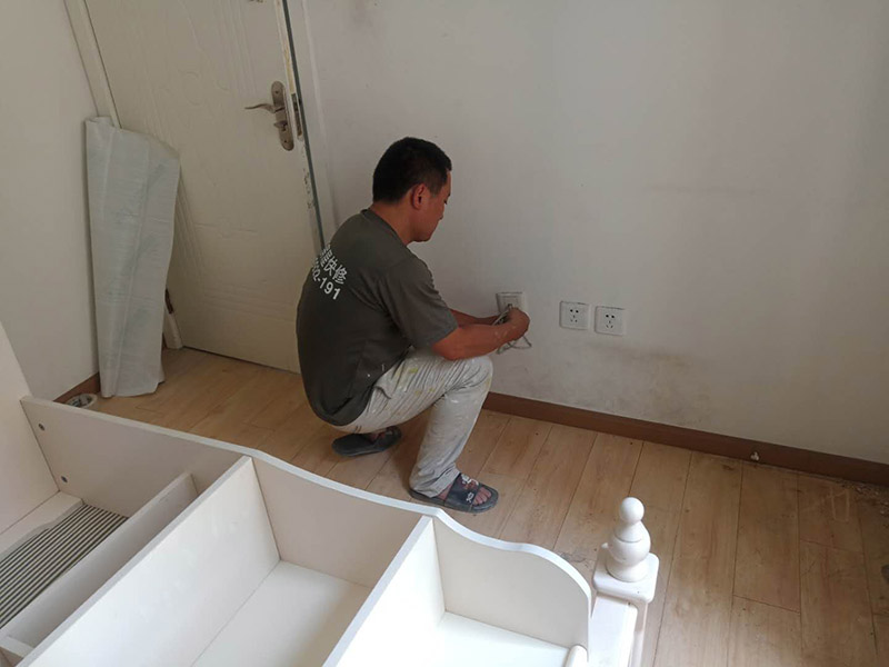 地板家具保護：成品保護的目的 為加快先進技術與現代管理方法和手段在項目的運用，努力降低成本，提高工程質量，確保全面實現對業主的承諾。施工現場隨著施工進行，成品保護工作顯得尤為重要，做好成品保護工作，是在施工過程中要對已完工分項進行保護，否則一旦造成損壞，將會增加修復工作，帶來工、料浪費、工期拖延及經濟損失。