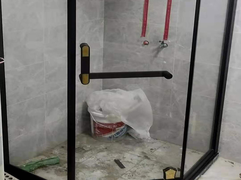 淋浴房安裝維修：組合好底盆零件，調(diào)節(jié)底盆水平，確保盆內(nèi)、盆底無積水。軟管可隨距離遠近伸縮，將盆底與地漏連接牢固。淋浴房底盆裝好后需要進行試水檢驗，以確保下水暢通無阻。在淋浴房本體安裝前也要對已裝好的底盆進行及時保護。明確衛(wèi)生間水管排布情況，防止打孔時打爆隱蔽管線。用鉛筆、水平尺確定靠墻鋁材的鉆孔位，用沖擊鉆打孔。在鉆孔處敲入膠粒，用螺絲將鋁條鎖于墻壁。注意需一邊安裝一邊不斷進行調(diào)整，以保持鋁材的垂直度。將淋浴房玻璃夾緊鎖于底盆鉆孔處，平玻璃或彎玻璃底部落入玻璃夾槽內(nèi)，緩緩?fù)迫胭N墻鋁材。再用螺絲固定。