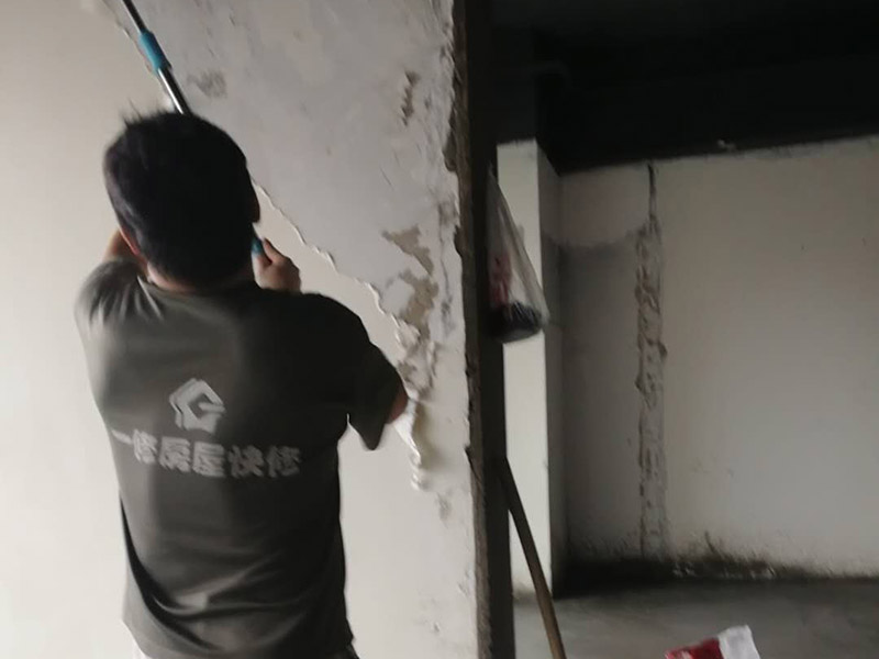 墻面掉皮鏟除：翻新施工的步驟為平整墻面、固化基層、刷界面劑、批刮三遍耐水膩子、墻面打磨、上一遍底漆、上兩次效果面漆。需要先把出現問題的地方鏟除，并將鏟除部分的邊緣磨平滑后，重新刮一次膩子，上底漆，再刷再涂。當墻面剝落比較嚴重時，需要考慮對基層做加固處理。步驟是先將原墻體鏟除至墻面基層，然后用界面劑或者封固底漆重新涂刷一遍，最后再按照粉刷石膏找平、貼網格布(加固防裂)、批刮墻襯三遍后打磨平整。滾刷面漆時需要先判斷墻面膩子層此時的質量，方法是選墻面起皮嚴重的一片用水濕透后用鏟子鏟，若無粉化或脫落現(說明原膩子層質量較好)，便可直接用細砂紙打磨平整，處理干凈后刷上新底漆和面漆即可。