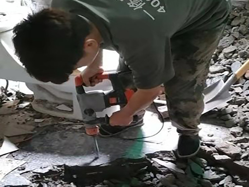 衛生間拆除裝修:用鑿子鑿慢慢鑿，清理起來還是比較快的。將其擊碎輕輕敲擊各面磚，找到一塊背空的，再從其側面可將各塊瓷磚一一撬下（用扁鏟或扁口的其它硬質金屬工具）即可專業一般都使用電錘，快捷并且拆除的比較干凈。專業人士用電鏟快，請專業技術人員用電鎬清理就比較容易了，記住一定要平頭的。用電錘最快。