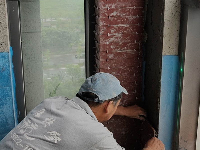 陽臺防水貼磚:在粘結劑量置晾時間內，將準備好的瓷磚鋪壓到位，垂直于梳理方向輕微搓動以排出磚下的空氣。鋪貼到位后用橡皮錘輕擊，用尺寸合適的十字定位架來調整表面平整度及接縫的平直。鋪設好的磚面應該及時清理干凈，特別是去除殘留其上的粘結劑。合格的粘結劑干硬后即使在陶瓷磚面上也不易被清除掉。清理好的瓷磚面應該立即擺放標識進行隔離，避免污染或擾動，直到下一個填縫工序。