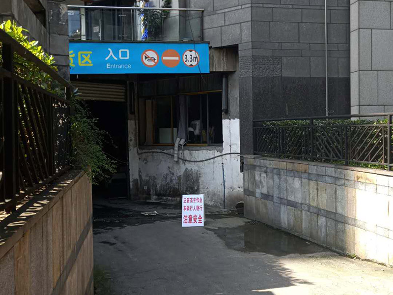 高空外墻施工措施:1.凡從事高處作業人員,必須定期進行體格檢查,凡不適宜高處作業的人員,不得從事此項工作; 2.雙層作業或靠近交通要道作業時要設置隔離措施; 3.進行高處作業時,要根據具體情況使用符合要求的腳手架、腳手板、吊架、梯子、跳板、安全帶等... 4.高處作業人員必須戴安全帶,穿防滑鞋; 5.腳手架要牢固穩定,并經常清除雜物。冬季要隨時清掃冰雪。在過道上要有防護措施;