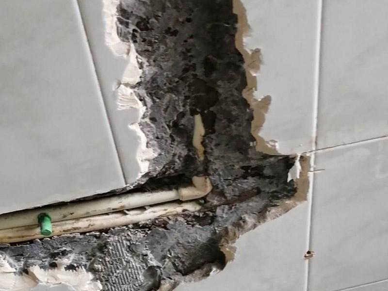 電鉆打墻修水管:可以先截斷水源，然后將暗水管漏水點的墻面開鑿，找到漏水的部分，先用小鋼鋸把漏水的地方鋸掉，注意鋸口要平。用砂紙把新露出的端口輕輕打磨，然后用接口套住，將備換的新管對準接口口子，注意要對直。然后用熱熔器對新管道進行熱熔連接。 或者是將鋸掉的管道清理干凈，用專用膠水涂在端口上，稍微晾一會兒;趁此時在“竹節”接頭內涂上膠水。把端口和“竹節”連接，然后反復轉動，直到牢固。同樣的方法去連接另一端。最后在接縫處再涂適量的膠水，確保不滲漏。