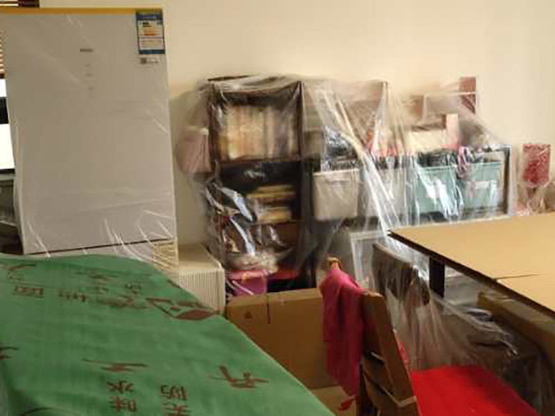家具保護(hù)維修：在裝修前，施工人員都要提前做好油漆的準(zhǔn)備工作，一般包括油漆涂漆環(huán)境的清理、家具的保護(hù)措施等，比如在門、窗框最好粘貼一層分色紙，木柜、隔板的家具外面最好有一層報紙包裹著，這樣就可以避免油漆滴落在家具表面被弄臟的情況發(fā)生。