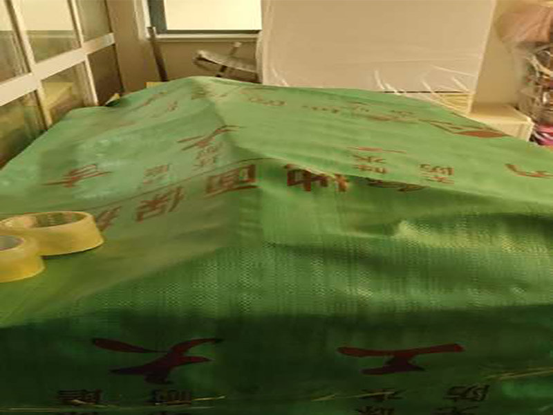 家具保護(hù)維修：在裝修前，施工人員都要提前做好油漆的準(zhǔn)備工作，一般包括油漆涂漆環(huán)境的清理、家具的保護(hù)措施等，比如在門、窗框最好粘貼一層分色紙，木柜、隔板的家具外面最好有一層報紙包裹著，這樣就可以避免油漆滴落在家具表面被弄臟的情況發(fā)生。