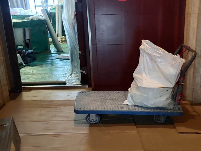 家具保護(hù)維修：在裝修前，施工人員都要提前做好油漆的準(zhǔn)備工作，一般包括油漆涂漆環(huán)境的清理、家具的保護(hù)措施等，比如在門、窗框最好粘貼一層分色紙，木柜、隔板的家具外面最好有一層報紙包裹著，這樣就可以避免油漆滴落在家具表面被弄臟的情況發(fā)生。