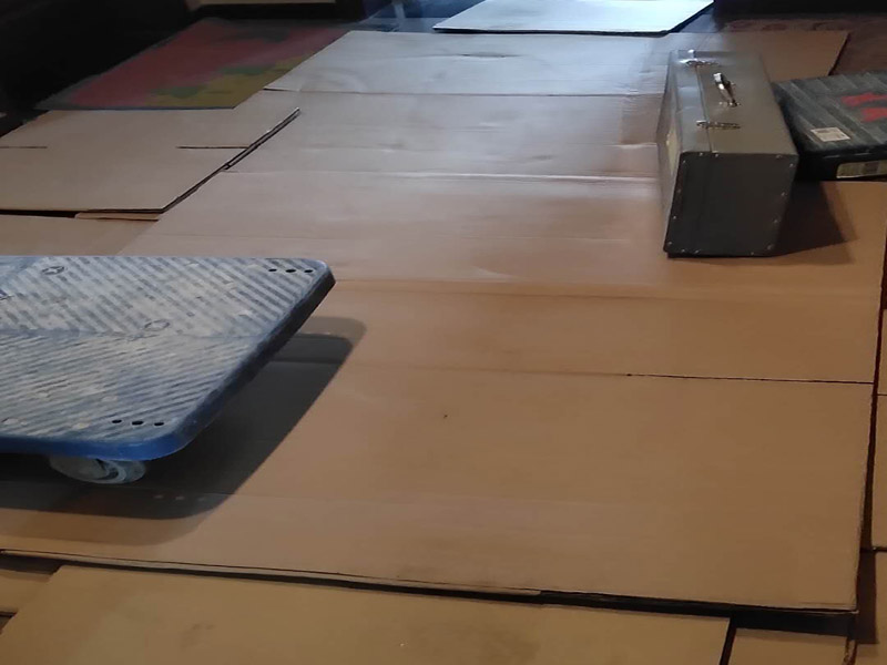 家具保護(hù)維修：在裝修前，施工人員都要提前做好油漆的準(zhǔn)備工作，一般包括油漆涂漆環(huán)境的清理、家具的保護(hù)措施等，比如在門、窗框最好粘貼一層分色紙，木柜、隔板的家具外面最好有一層報紙包裹著，這樣就可以避免油漆滴落在家具表面被弄臟的情況發(fā)生。