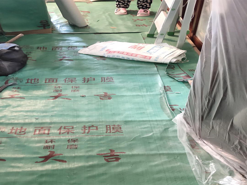 家具保護(hù)維修：在裝修前，施工人員都要提前做好油漆的準(zhǔn)備工作，一般包括油漆涂漆環(huán)境的清理、家具的保護(hù)措施等，比如在門、窗框最好粘貼一層分色紙，木柜、隔板的家具外面最好有一層報紙包裹著，這樣就可以避免油漆滴落在家具表面被弄臟的情況發(fā)生。