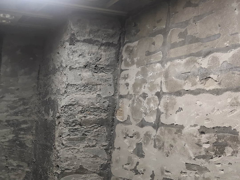 廁所防水貼磚：衛生間的防水工作流程，都是在地面用水泥砂漿找平一次，等它干透后再做防水。一般的防水施工要做2到3遍，而且防水的順序也是有講究的，比如，要先做完墻面防水再貼墻磚，其次才可以做地面防水，再貼地磚。因為地面經常會踩來踩去，地面防水如果先做了會很容易踩壞。 一般情況下，在2到3遍的防水層全部做好后，會有5到7天的固化期，所以自然的，貼瓷磚肯定是要等到這之后才能做，所以做完防水就立馬貼瓷磚，就大錯特錯了。但事無絕對，固化期到了，我們也需要重新測試防水做的好不好，漏不漏水，這就需要再加水測試24小時后看看家里地面水位是否下降，或者看看樓下鄰居的衛生間有沒有漏水的痕跡。