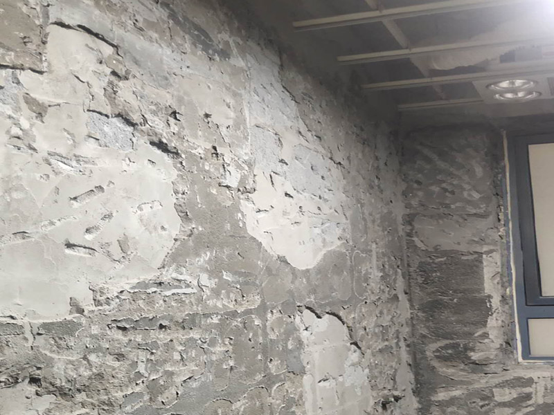廁所防水貼磚：衛生間的防水工作流程，都是在地面用水泥砂漿找平一次，等它干透后再做防水。一般的防水施工要做2到3遍，而且防水的順序也是有講究的，比如，要先做完墻面防水再貼墻磚，其次才可以做地面防水，再貼地磚。因為地面經常會踩來踩去，地面防水如果先做了會很容易踩壞。 一般情況下，在2到3遍的防水層全部做好后，會有5到7天的固化期，所以自然的，貼瓷磚肯定是要等到這之后才能做，所以做完防水就立馬貼瓷磚，就大錯特錯了。但事無絕對，固化期到了，我們也需要重新測試防水做的好不好，漏不漏水，這就需要再加水測試24小時后看看家里地面水位是否下降，或者看看樓下鄰居的衛生間有沒有漏水的痕跡。