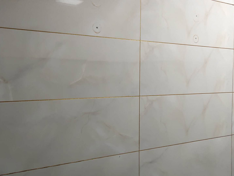廁所防水貼磚：衛生間的防水工作流程，都是在地面用水泥砂漿找平一次，等它干透后再做防水。一般的防水施工要做2到3遍，而且防水的順序也是有講究的，比如，要先做完墻面防水再貼墻磚，其次才可以做地面防水，再貼地磚。因為地面經常會踩來踩去，地面防水如果先做了會很容易踩壞。 一般情況下，在2到3遍的防水層全部做好后，會有5到7天的固化期，所以自然的，貼瓷磚肯定是要等到這之后才能做，所以做完防水就立馬貼瓷磚，就大錯特錯了。但事無絕對，固化期到了，我們也需要重新測試防水做的好不好，漏不漏水，這就需要再加水測試24小時后看看家里地面水位是否下降，或者看看樓下鄰居的衛生間有沒有漏水的痕跡。