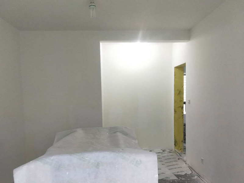 全屋墻面刷白維修：基層處理，若混凝土表面很光滑，應對其表面進行“毛化°處理，其方法有兩種：一種是將其光滑的表面用尖鉆剔毛，剔去光面，使其表面粗糙不平，用水濕潤基層。 修補膩子，用水石膏將墻面等基層上磕碰的坑凹、縫隙等處分遍找平，干燥后用1號砂紙將凸出處磨平，并將浮塵等掃凈，一般刮三遍，干后用砂紙打磨平整。該步驟在上乳膠漆前進行。通過填補或者整體處理的方式，清除基層表面高低不平的部分，保持墻面的平整光滑。 第一遍用膠皮刮板橫向滿刮，一刮板緊接著一刮板，接頭不得留槎，每刮一刮板最后收頭時，要注意收的要干凈利落。干燥后用1號砂紙磨，將浮膩子及斑跡磨平磨光，再將墻面清掃干凈。 第二遍用膠皮刮板豎向滿刮，所用材料和方法同第一遍膩子，干燥后用1號砂紙磨平并清掃干凈。 第三遍用膠皮刮板找補膩子，用鋼片刮板滿刮膩子，將墻面等基層刮平刮光，干燥后用細砂紙磨平磨光，注意不要漏磨或將膩子磨穿。