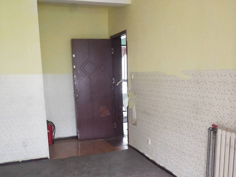 全屋墻面刷白維修：基層處理，若混凝土表面很光滑，應對其表面進行“毛化°處理，其方法有兩種：一種是將其光滑的表面用尖鉆剔毛，剔去光面，使其表面粗糙不平，用水濕潤基層。 修補膩子，用水石膏將墻面等基層上磕碰的坑凹、縫隙等處分遍找平，干燥后用1號砂紙將凸出處磨平，并將浮塵等掃凈，一般刮三遍，干后用砂紙打磨平整。該步驟在上乳膠漆前進行。通過填補或者整體處理的方式，清除基層表面高低不平的部分，保持墻面的平整光滑。 第一遍用膠皮刮板橫向滿刮，一刮板緊接著一刮板，接頭不得留槎，每刮一刮板最后收頭時，要注意收的要干凈利落。干燥后用1號砂紙磨，將浮膩子及斑跡磨平磨光，再將墻面清掃干凈。 第二遍用膠皮刮板豎向滿刮，所用材料和方法同第一遍膩子，干燥后用1號砂紙磨平并清掃干凈。 第三遍用膠皮刮板找補膩子，用鋼片刮板滿刮膩子，將墻面等基層刮平刮光，干燥后用細砂紙磨平磨光，注意不要漏磨或將膩子磨穿。