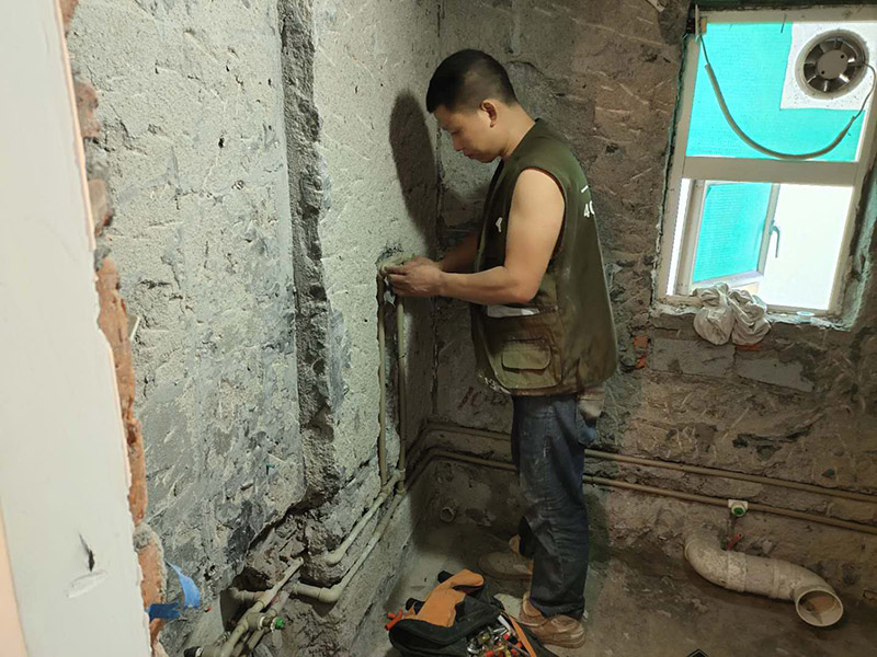 衛生間暗管安裝:安裝前要對水管及其各種配件進行檢查，看是否有破損、滲漏等問題，水管及配件的連接必須正確牢固，接好后進行測試沒問題后再進行安裝。建議水管走頂最安全。主要是水路改造大部分走暗管，而水的特性是水往低處流。如果管路走地下，一但發生漏水很難及時發現，只有水漫金山或者地板變形以及漏到樓下，才會發現漏水，且由于水管暗埋很難查出漏水之處。這時巨大的損失更是無法挽回，甚至嚴重的影響了友好的鄰里關系;如果水管走頂部，可能水改時費用高些，但做為一項長遠投資來看，是值得的。水管走頂，即使漏水，也能夠及時發現，便于檢修，損失也較小。