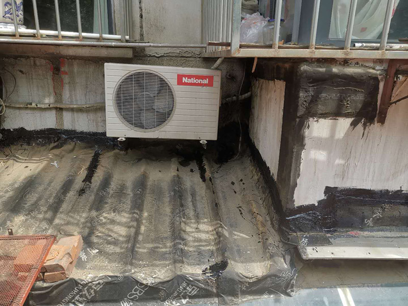 屋頂外墻防水修補：清理基層，新舊面層必須清理干凈，不得有雜物和灰塵，以免影響粘結強度，涂刷防水涂料時基層應干燥。接下來，清理死角，也就是所謂的陰陽角、施工縫、伸縮縫等比較重要的部位進行處理，尤其注意的是泄水孔要加強處理，需要涂刷2－3遍防水底層涂料。防水涂料必須按照產品使用說明進行配比，按A：B＝2：1的比例進行配比，攪拌時間約3-5，并攪拌至甲、乙兩組份的混合液體均勻為止。將攪拌均勻的晨光防水涂料根據現場要涂刷的面積開始涂刷，基層涂刷要大于粘卷材的面積，不要超過三十。刷第二次涂料之前必須要等一次涂料完全凝固后方可再次涂刷，底層涂料次涂刷完畢后約4—8左右。