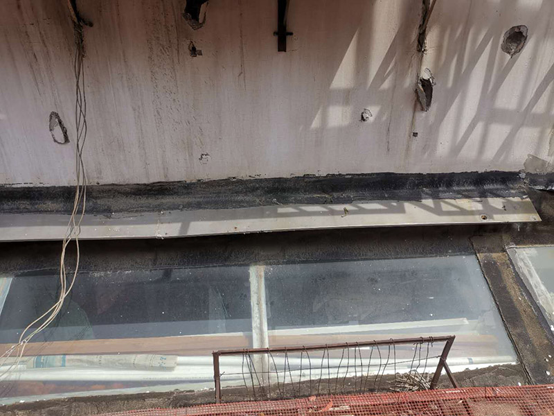 屋頂外墻防水修補：清理基層，新舊面層必須清理干凈，不得有雜物和灰塵，以免影響粘結強度，涂刷防水涂料時基層應干燥。接下來，清理死角，也就是所謂的陰陽角、施工縫、伸縮縫等比較重要的部位進行處理，尤其注意的是泄水孔要加強處理，需要涂刷2－3遍防水底層涂料。防水涂料必須按照產品使用說明進行配比，按A：B＝2：1的比例進行配比，攪拌時間約3-5，并攪拌至甲、乙兩組份的混合液體均勻為止。將攪拌均勻的晨光防水涂料根據現場要涂刷的面積開始涂刷，基層涂刷要大于粘卷材的面積，不要超過三十。刷第二次涂料之前必須要等一次涂料完全凝固后方可再次涂刷，底層涂料次涂刷完畢后約4—8左右。