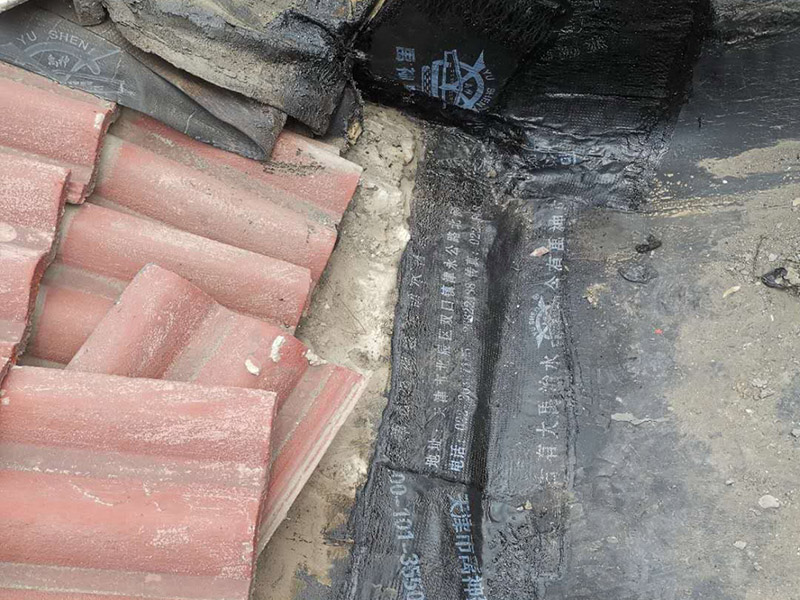 屋頂外墻防水修補：清理基層，新舊面層必須清理干凈，不得有雜物和灰塵，以免影響粘結強度，涂刷防水涂料時基層應干燥。接下來，清理死角，也就是所謂的陰陽角、施工縫、伸縮縫等比較重要的部位進行處理，尤其注意的是泄水孔要加強處理，需要涂刷2－3遍防水底層涂料。防水涂料必須按照產品使用說明進行配比，按A：B＝2：1的比例進行配比，攪拌時間約3-5，并攪拌至甲、乙兩組份的混合液體均勻為止。將攪拌均勻的晨光防水涂料根據現場要涂刷的面積開始涂刷，基層涂刷要大于粘卷材的面積，不要超過三十。刷第二次涂料之前必須要等一次涂料完全凝固后方可再次涂刷，底層涂料次涂刷完畢后約4—8左右。