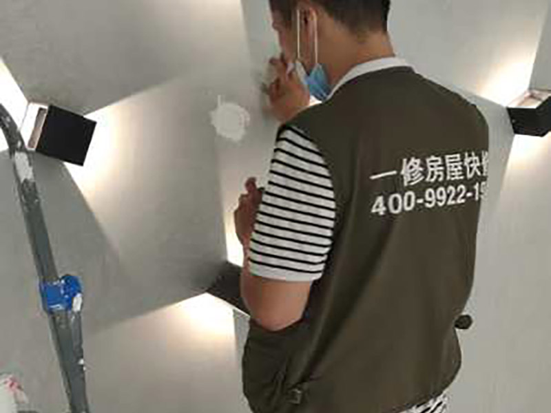 電路打孔安裝：彈線定位  根據(jù)線路圖，經(jīng)過測量確定線管走向，標高，開關(guān)，插座等位置，用墨斗彈出位置，便于后期工作。確定位置后沿著墨斗彈線位置進行開槽打孔處理。要求必須橫平豎直，槽深度等于線管直徑+10MM。其中需要注意的是不能橫向開槽，不能再承重結(jié)構(gòu)上開槽，否則可能會使墻體的受力結(jié)構(gòu)受到影響。電線管敷設(shè)。