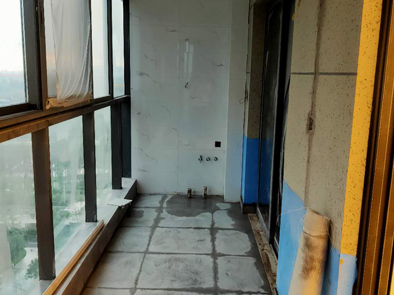 陽臺(tái)地磚墻磚鋪貼：現(xiàn)在比較普遍的地面磚鋪貼方法就是濕鋪法，這種鋪貼方法與干鋪法不同之處在于將1：3的干性水泥漿替換成水泥沙漿和普通水。需要注意的是這種鋪貼法在鋪貼過程中容易產(chǎn)生氣泡和空鼓，這樣就會(huì)影響地磚的使用壽命。也是因?yàn)檫@種原因使其價(jià)格便宜，操作簡單。
