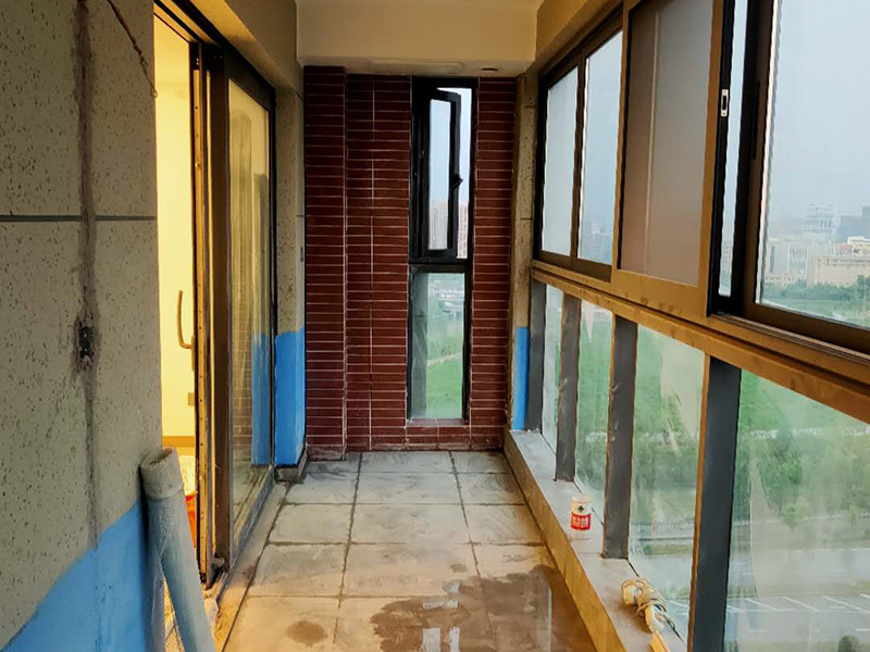 陽臺(tái)地磚墻磚鋪貼：現(xiàn)在比較普遍的地面磚鋪貼方法就是濕鋪法，這種鋪貼方法與干鋪法不同之處在于將1：3的干性水泥漿替換成水泥沙漿和普通水。需要注意的是這種鋪貼法在鋪貼過程中容易產(chǎn)生氣泡和空鼓，這樣就會(huì)影響地磚的使用壽命。也是因?yàn)檫@種原因使其價(jià)格便宜，操作簡單。