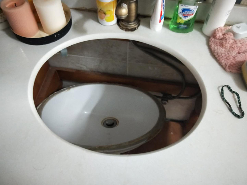 浴室盆安裝維修：需用小鏟子將臺(tái)下盆邊緣處的粘合劑清理干凈，再將云石大力膠或大理石膠涂抹在臺(tái)下盆的邊緣處，粘合時(shí)臺(tái)下盆邊緣需對(duì)準(zhǔn)盆口，然后放置一到兩天，待膠水完全干透后即可使用，如果不放心自己操作，可以聯(lián)系專(zhuān)業(yè)的維修師傅上門(mén)進(jìn)行整修。