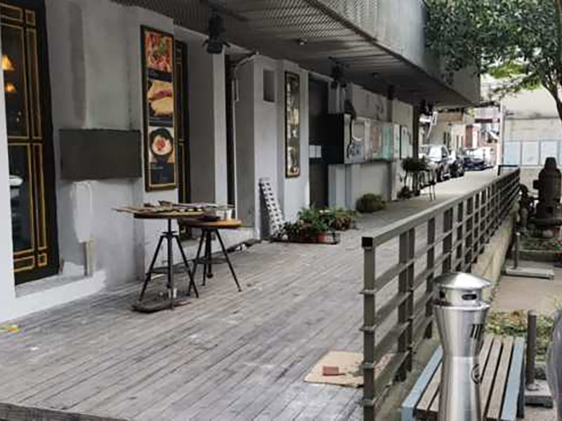 茶餐廳翻新裝修：合同簽訂前，要求施工方負(fù)責(zé)人列舉出施工進(jìn)度表，人員安排表,施工現(xiàn)場(chǎng)保護(hù)措施等，并作好與物業(yè)三方面的溝通。簽訂裝修合同前投資人應(yīng)當(dāng)?shù)窖b修公司進(jìn)行實(shí)地考察與洽談，驗(yàn)證裝修公司裝修施工資質(zhì)和企業(yè)工商執(zhí)照。前期準(zhǔn)備工作完畢后，準(zhǔn)備開(kāi)工，首先裝修設(shè)備機(jī)器和材料進(jìn)場(chǎng),辦好裝修人員進(jìn)出證明，立好施工項(xiàng)目牌，做好施工現(xiàn)場(chǎng)圍欄和安全提示。初期主要是基礎(chǔ)建設(shè)和硬件打底，基礎(chǔ)管網(wǎng)的布設(shè)等。施工監(jiān)理現(xiàn)場(chǎng)裝修跟蹤，對(duì)于現(xiàn)場(chǎng)施工情況進(jìn)行監(jiān)督與協(xié)調(diào)。