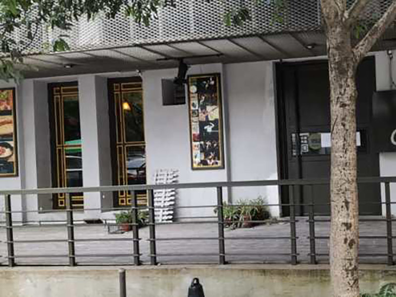茶餐廳翻新裝修：合同簽訂前，要求施工方負(fù)責(zé)人列舉出施工進(jìn)度表，人員安排表,施工現(xiàn)場(chǎng)保護(hù)措施等，并作好與物業(yè)三方面的溝通。簽訂裝修合同前投資人應(yīng)當(dāng)?shù)窖b修公司進(jìn)行實(shí)地考察與洽談，驗(yàn)證裝修公司裝修施工資質(zhì)和企業(yè)工商執(zhí)照。前期準(zhǔn)備工作完畢后，準(zhǔn)備開(kāi)工，首先裝修設(shè)備機(jī)器和材料進(jìn)場(chǎng),辦好裝修人員進(jìn)出證明，立好施工項(xiàng)目牌，做好施工現(xiàn)場(chǎng)圍欄和安全提示。初期主要是基礎(chǔ)建設(shè)和硬件打底，基礎(chǔ)管網(wǎng)的布設(shè)等。施工監(jiān)理現(xiàn)場(chǎng)裝修跟蹤，對(duì)于現(xiàn)場(chǎng)施工情況進(jìn)行監(jiān)督與協(xié)調(diào)。
