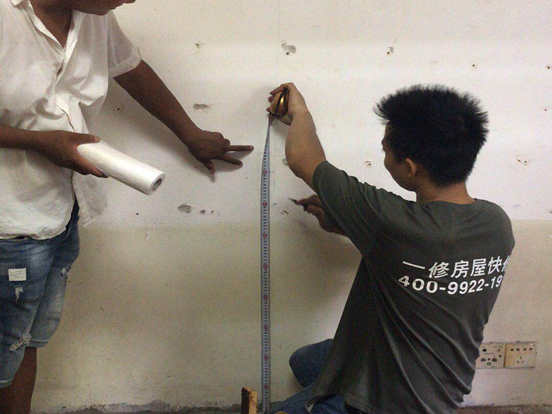 電視背景墻拆除:如果原墻是乳膠漆，且基礎強度較好，經簡單打毛修補后可以直接刷漆，但要注意不要破壞原墻漆膜的完整性，也不要用比原墻乳膠漆附著力好太多的乳膠漆，否則容易起皮脫落；如果原墻是刮瓷，則必須產掉重做，其實在這方面只要掌握一個原則，即同等性質才能翻新，否則就必須重來。 如果原墻面的漆已經不好了的話，再刷上乳膠漆會把以前的乳膠漆泡下來，可以選鮮呼吸SBS強力膠、鮮呼吸卓越型白膠，再刮一遍膩子打磨后再刷乳膠漆。另外，如果經濟條件允許，而你對原墻質量又不滿意的話，建議最好重做。因為墻面的處理是整個裝修過程中最骯臟的部分，千萬不要圖省事，否則以后會很麻煩。