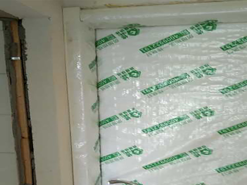 門窗家具保護方案:地板保護，地板保護需要使用pvc+棉保護膜 （薄的保護膜會在裝修過程中踩壞），沿墻邊使用家較寬的地板專用膠帶密封。家居保護只需要使用普通pvc保護膜即可，注意下方要留足保護膜遮蓋下方地板。門窗保護:使用無紡布門窗保護膜，裁剪適當大小貼在窗戶上級窗戶框上即可。門使用pvc保護膜