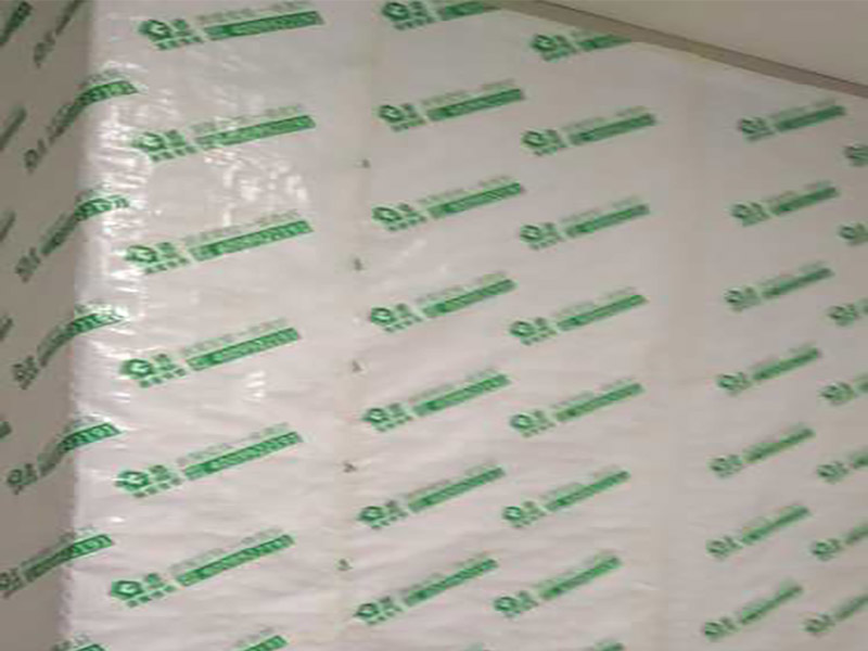 門窗家具保護方案:地板保護，地板保護需要使用pvc+棉保護膜 （薄的保護膜會在裝修過程中踩壞），沿墻邊使用家較寬的地板專用膠帶密封。家居保護只需要使用普通pvc保護膜即可，注意下方要留足保護膜遮蓋下方地板。門窗保護:使用無紡布門窗保護膜，裁剪適當大小貼在窗戶上級窗戶框上即可。門使用pvc保護膜