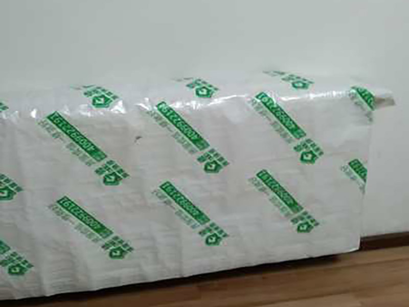 門窗家具保護方案:地板保護，地板保護需要使用pvc+棉保護膜 （薄的保護膜會在裝修過程中踩壞），沿墻邊使用家較寬的地板專用膠帶密封。家居保護只需要使用普通pvc保護膜即可，注意下方要留足保護膜遮蓋下方地板。門窗保護:使用無紡布門窗保護膜，裁剪適當大小貼在窗戶上級窗戶框上即可。門使用pvc保護膜