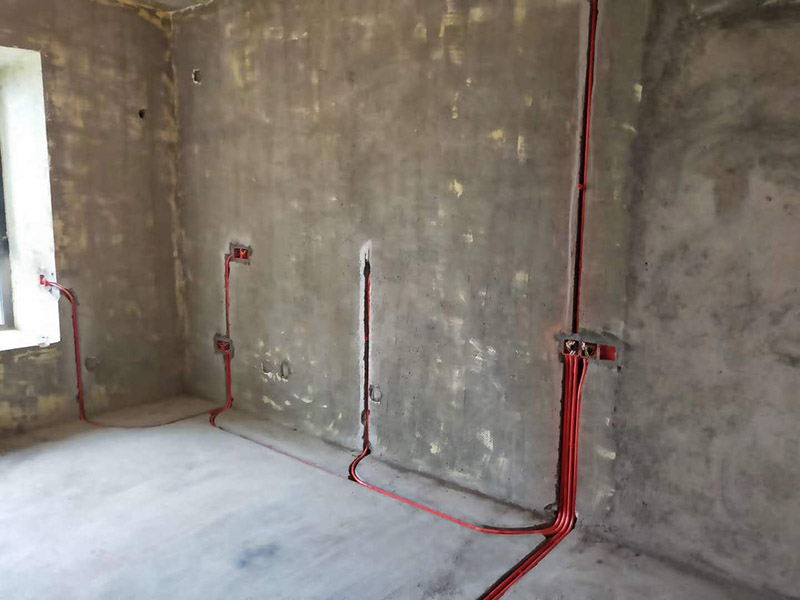 全屋電路布線：首先要根據電路的用途進行電路定位。比如，開關、插座、燈等根據要求進行定位。定位完成后，根據定位和電路走向，開布線槽。線路槽很有講究，要橫平豎直。不過，規范的做法是盡量少開橫槽，會影響墻的承受力。開槽深度應一致，一般為PVC管直徑+10mm，要求槽線筆直。 線管有冷彎管和PVC管兩種，最好用315重型PVC管，冷彎管可以彎曲而不斷裂，是布線的最好選擇，因為它的轉角是有弧度的，線可以隨時更換，而不用開墻。冷彎管要用彎管工具，弧度應該是線管直徑的6倍，先排管，后用鋼絲穿過，便于以后線路升級、維修。
