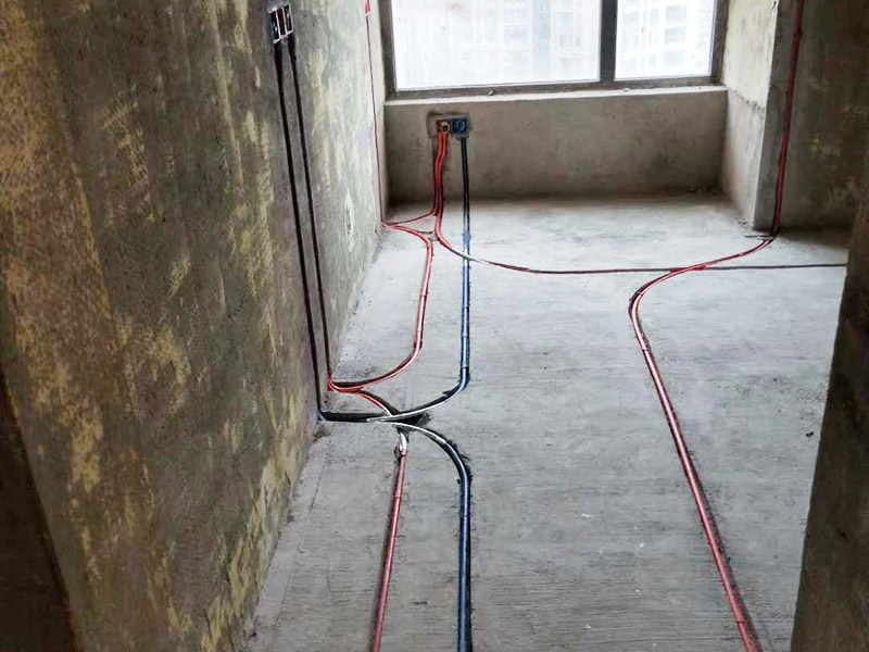 全屋電路布線：首先要根據電路的用途進行電路定位。比如，開關、插座、燈等根據要求進行定位。定位完成后，根據定位和電路走向，開布線槽。線路槽很有講究，要橫平豎直。不過，規范的做法是盡量少開橫槽，會影響墻的承受力。開槽深度應一致，一般為PVC管直徑+10mm，要求槽線筆直。 線管有冷彎管和PVC管兩種，最好用315重型PVC管，冷彎管可以彎曲而不斷裂，是布線的最好選擇，因為它的轉角是有弧度的，線可以隨時更換，而不用開墻。冷彎管要用彎管工具，弧度應該是線管直徑的6倍，先排管，后用鋼絲穿過，便于以后線路升級、維修。